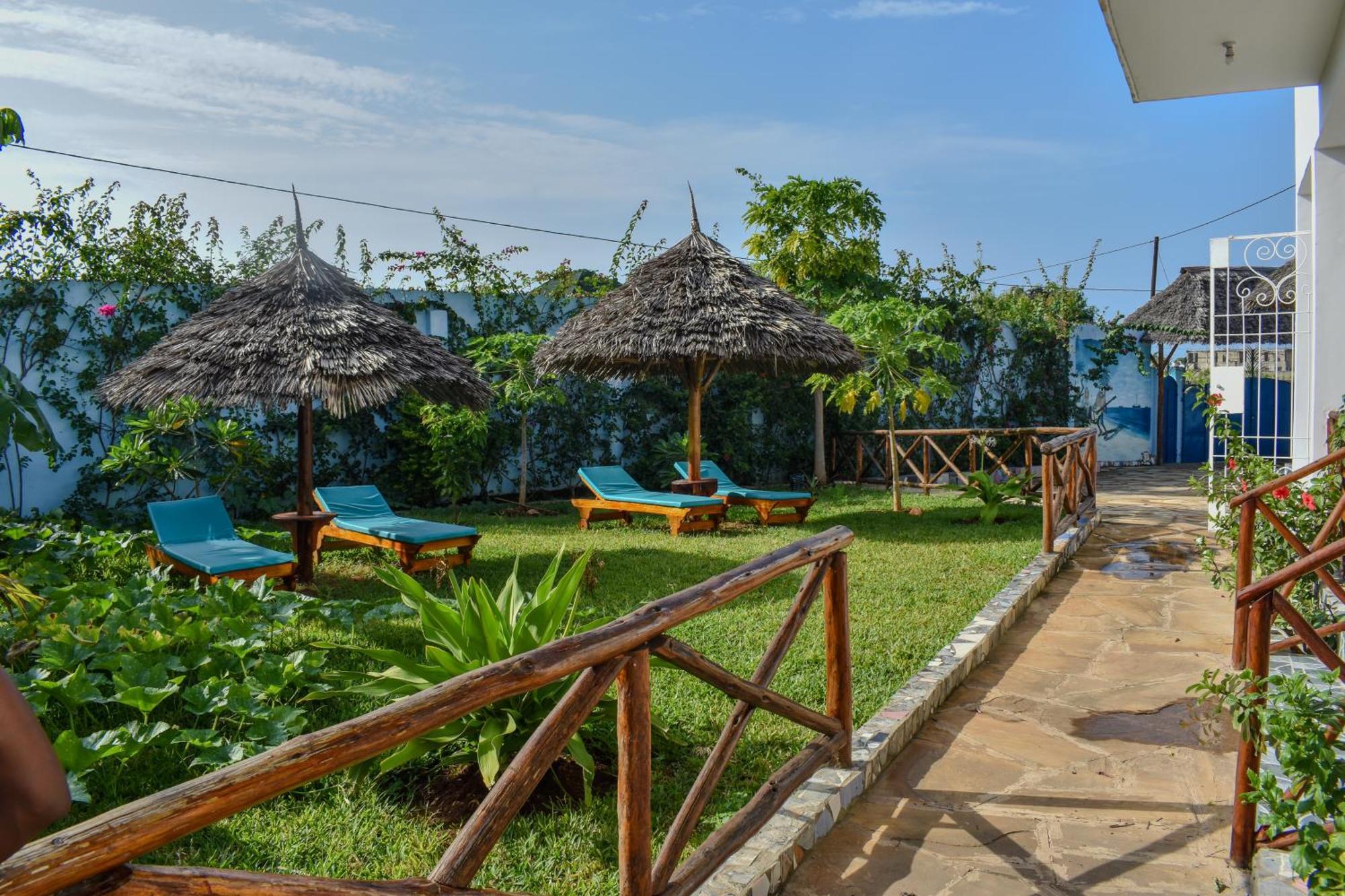 Bed and Breakfast Pineapple House à Nungwi Extérieur photo